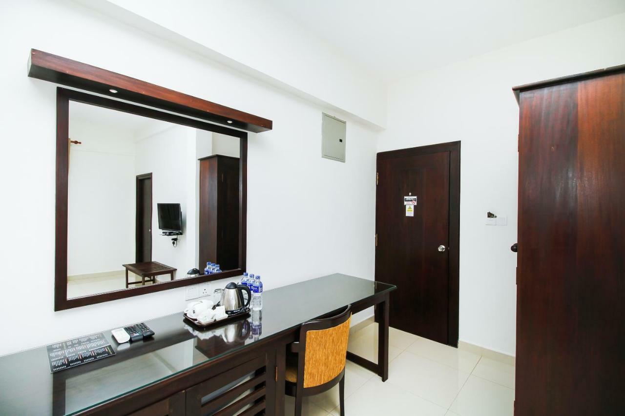 Hotel Nelly Marine Colombo Buitenkant foto